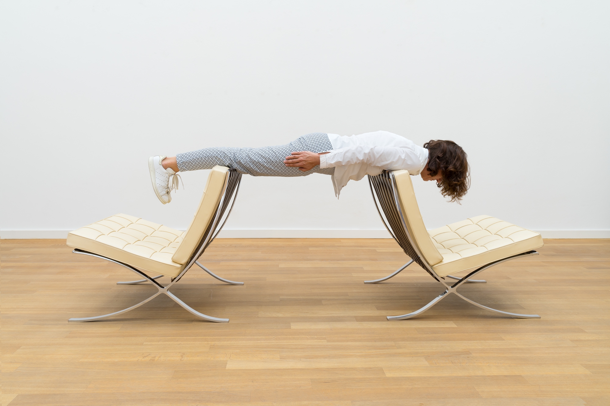 Artwork by Erwin Wurm, Sigmund Freud modern“ (One Minute Sculpture), Made of Installation with instructions in ink, metal, leather cushions (Barcelona-Chair)
