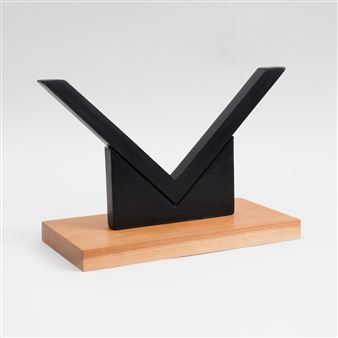 V  (Prototype) - Ronald Bladen