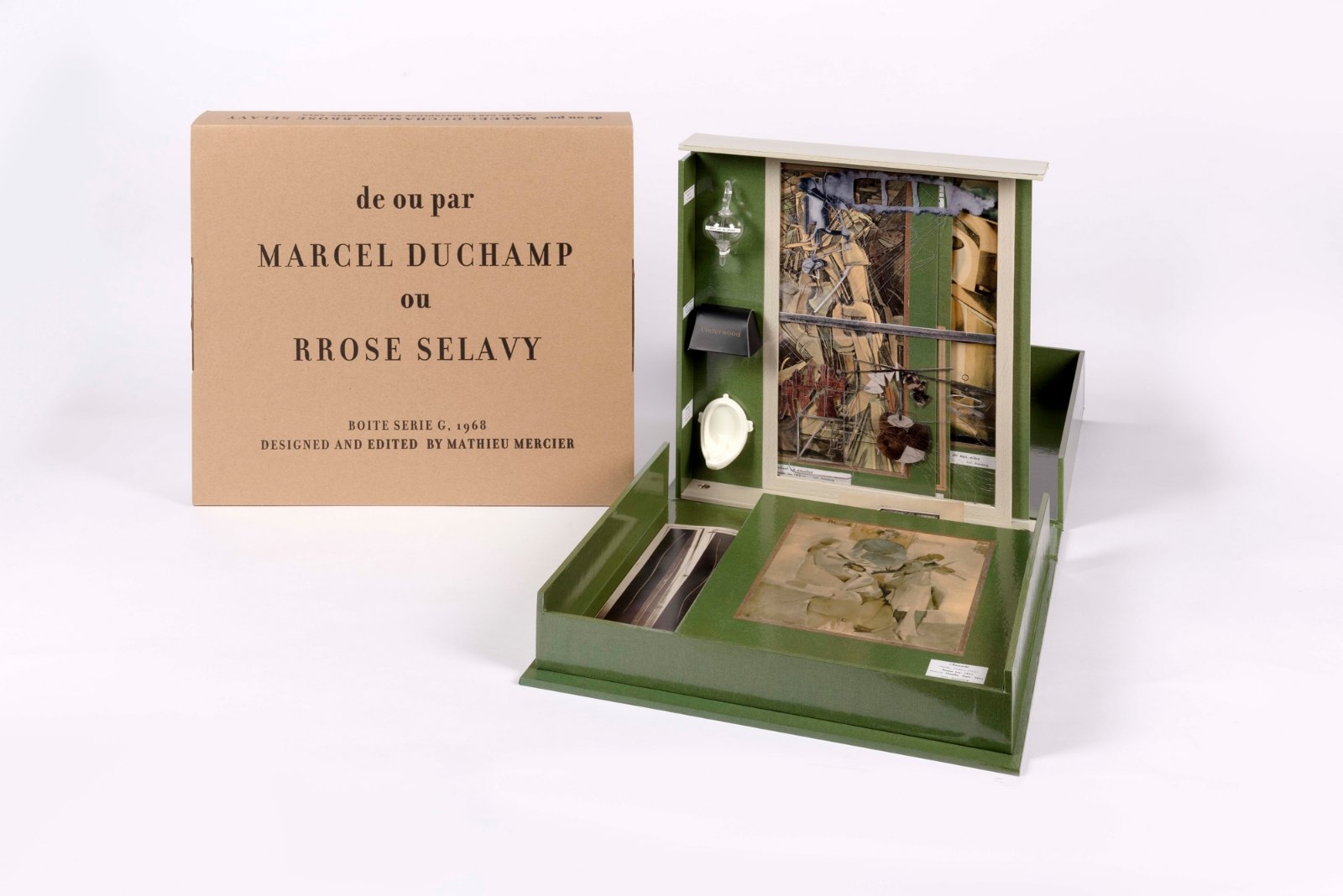 La Boîte en Valise de Marcel Duchamp by Marcel Duchamp, 2015