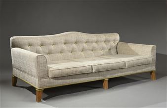 Canapé quatre places à dossier droit légèrement galbé en partie haute et accotoirs pleins légèrement inclinés entièrement recouvert - Alexis de la Falaise