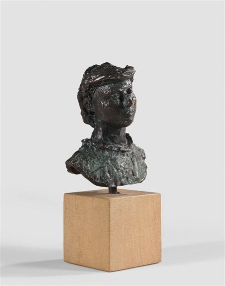 Tête de jeune fille aux cheveux roulés