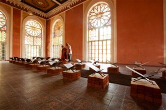 Photographs Enliven the Public and Historic Spaces of an Indian City