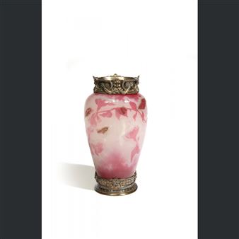 Vase ovoïde en verre multicouche et décor gravé en camée à la roue de glycines dans les tons de rose sur fond blanc givré - Emile Gallé