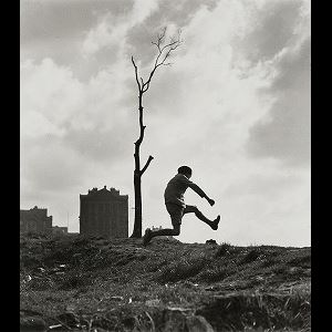 Robert Doisneau | Les Pieds au Mur (1934) | MutualArt