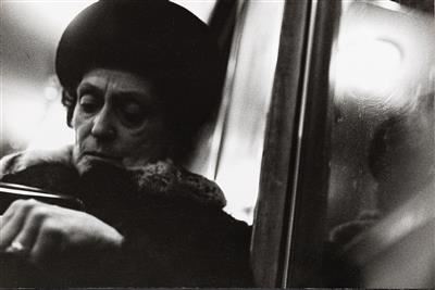 Frau in der Stadtbahn by Leo Kandl, 1975
