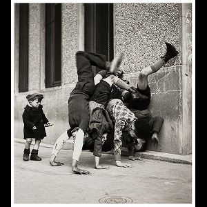 額装 ロベール・ドアノー ポスター Les pieds au mur 1934 Robert Doisneau | Les Pieds au Mur (1934) | MutualArt