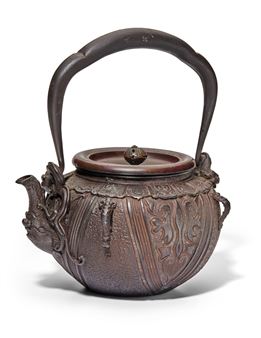 A tetsubin (iron tea kettle) - Kinryudo