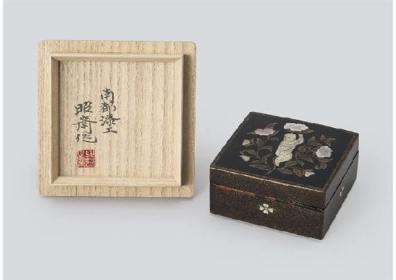 Incense container depicting child with flower in mother-of-pearl inlay by Shosai Kitamura