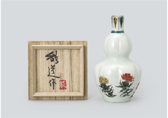Greenish white glazed sake decanter depicting flower in overglaze enamel