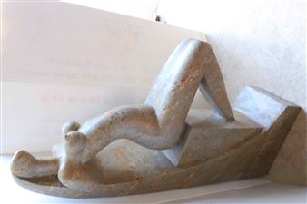 SCULPTURE "FEMME ASSISE" EN GRANIT ROSE - Mario Moschi