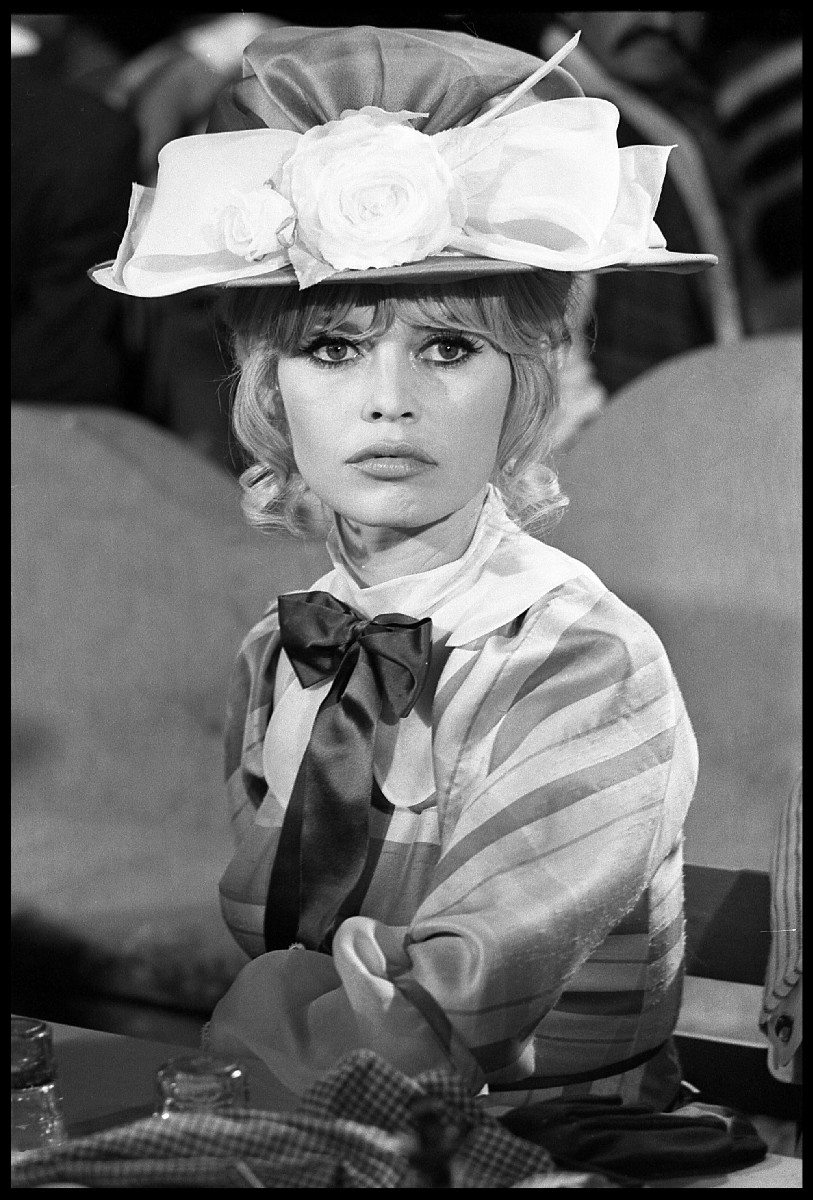 Brigitte Bardot avec une création de Jean Barthet by Léonard de Raemy, 1968