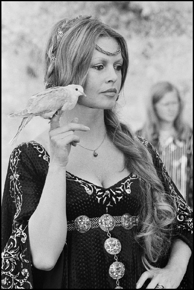 Brigitte Bardot sur le tournage du film film « Colinot trousse chemise » by Léonard de Raemy, 1973