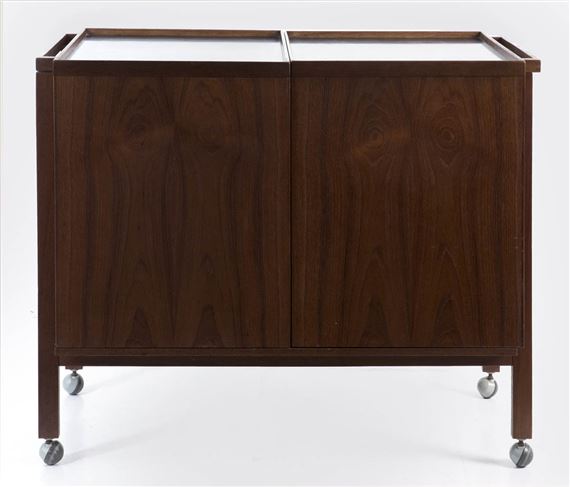 Rectangular bar on wheels - Niels Erik