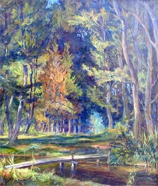 Brücke über einem kleinen Flusslauf vor bewandertem Hintergrund by Benno Eggert