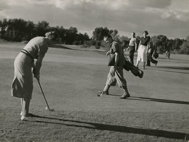 Des joueurs de golf by Brassaï, 1949