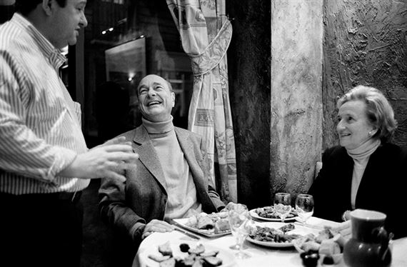 Dîner en tête à tête pour Jacques Chirac et son épouse Bernadette, à la table du restaurant parisien Le Père Claude by Benoit Gysembergh, 2002