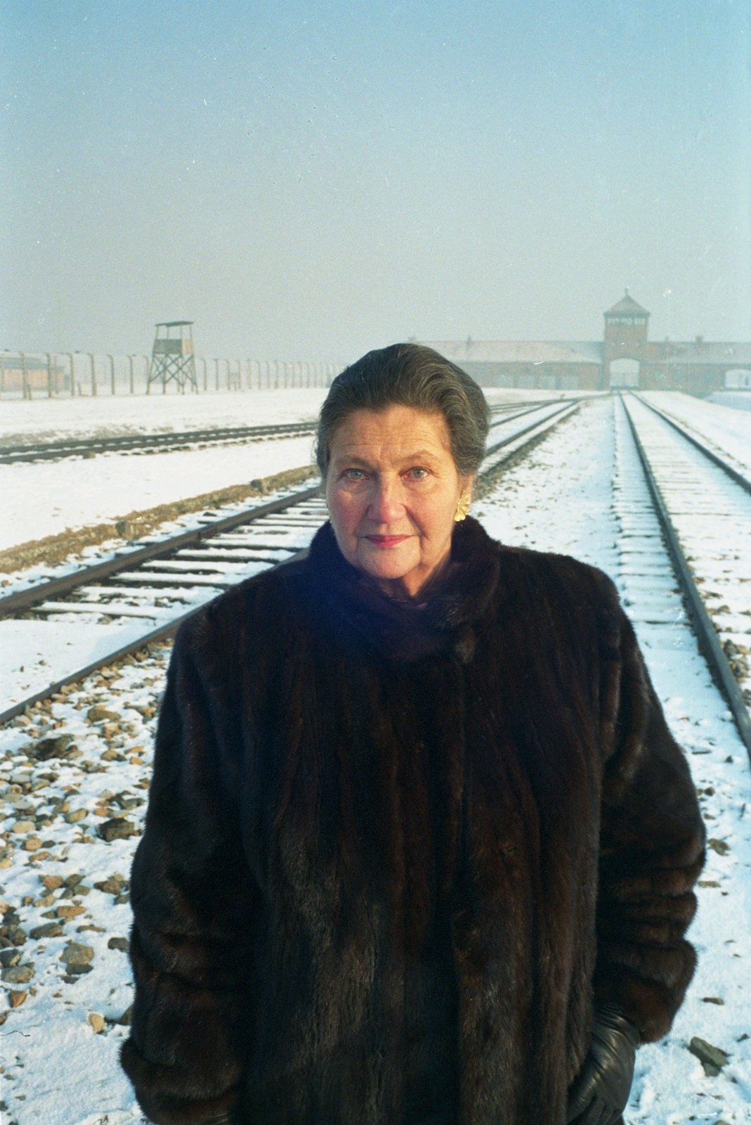 Artwork by Benoit Gysembergh, 60 ans après sa libération, Simone Veil est de retour à Auschwitz- Birkenau, Made of Posterior print on baryta paper