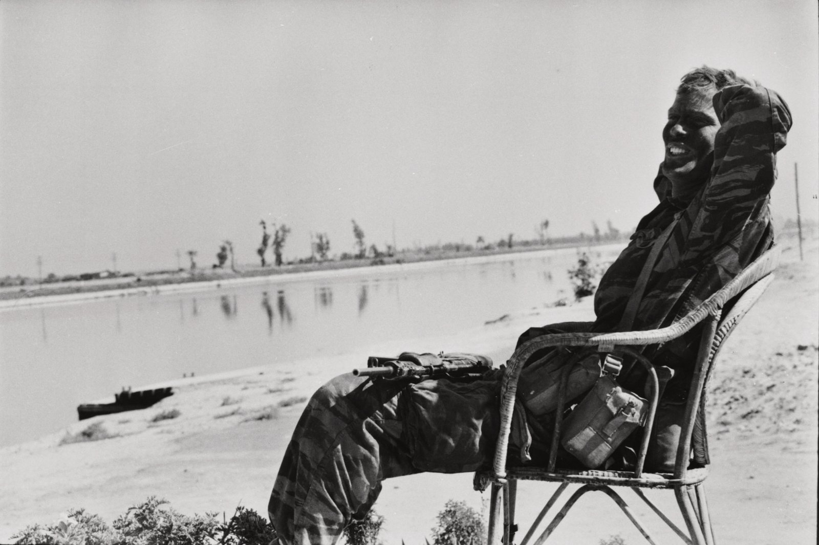 Un soldat israélien, comme un touriste sur le bord du canal de Suez à l'issue de la guerre des Six Jours - Gilles Caron