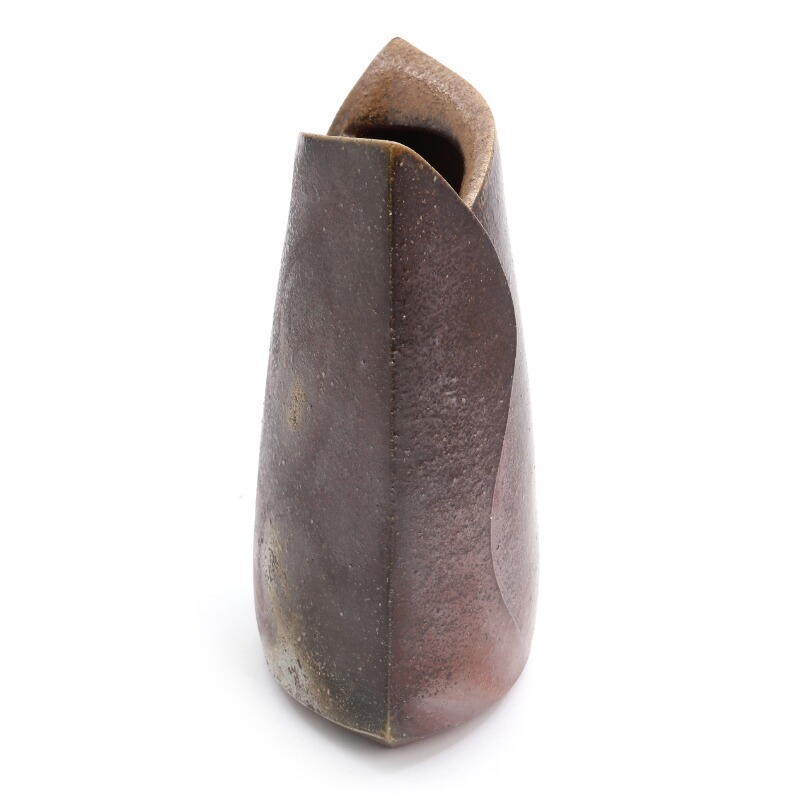 Artwork by Isesaki Sou, Bizen pottery vase with wavy vertical lines and sloping rim, Made of pottery