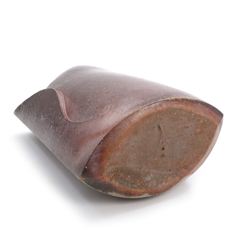 Artwork by Isesaki Sou, Bizen pottery vase with wavy vertical lines and sloping rim, Made of pottery