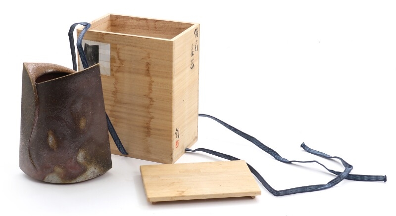 Artwork by Isesaki Sou, Bizen pottery vase with wavy vertical lines and sloping rim, Made of pottery