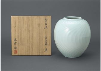 Bluish white porcelain mentori jar with flowing water design - Shunpo Nonaka