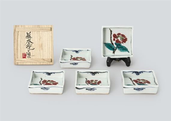 Square plate depicting camellia in overglaze enamel (a set of 5)
