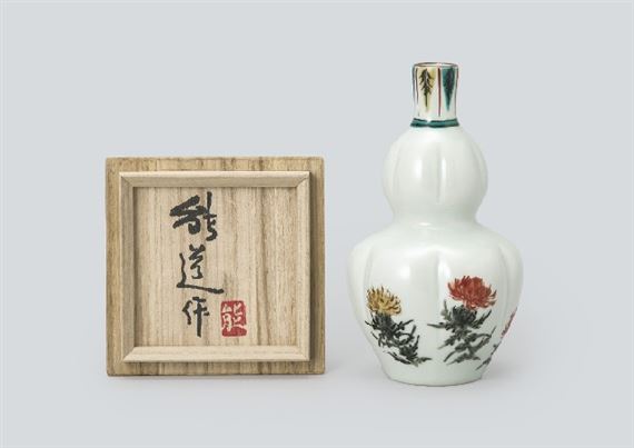 Greenish white glazed gourd-shaped sake decanter depicting safflower in overglaze enamel by Yoshimichi Fujimoto