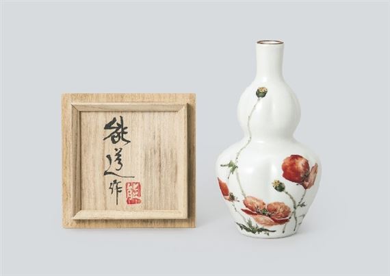 Snow white glazed gourd-shaped sake decanter depicting poppy in overglaze enamel by Yoshimichi Fujimoto