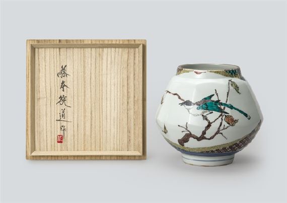 Vase depicting azure-winged magpie in overglaze enamel by Yoshimichi Fujimoto