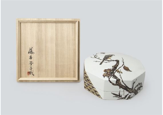 Octagonal box depicting autumn leaves and wagtail in overglaze enamel by Yoshimichi Fujimoto, 1978