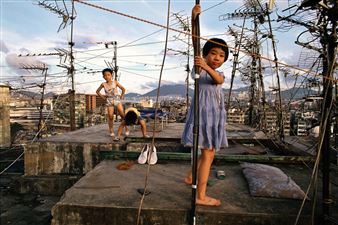 Stunning Photos of Hong Kong’s Kowloon Walled City Show Life Inside the Crowded, Lawless Enclave Before It Was Razed 25 Years Ago