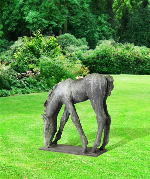 Großes grasendes Fohlen by Renee Sintenis, 1929