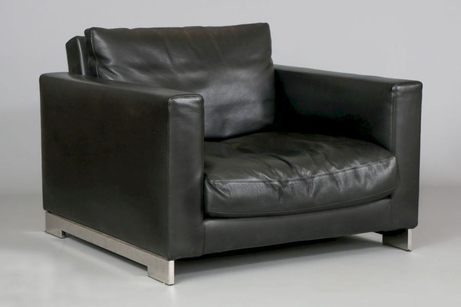 Artwork by Molteni & Co., Armlehnsessel, Made of Black leather, chromed metal