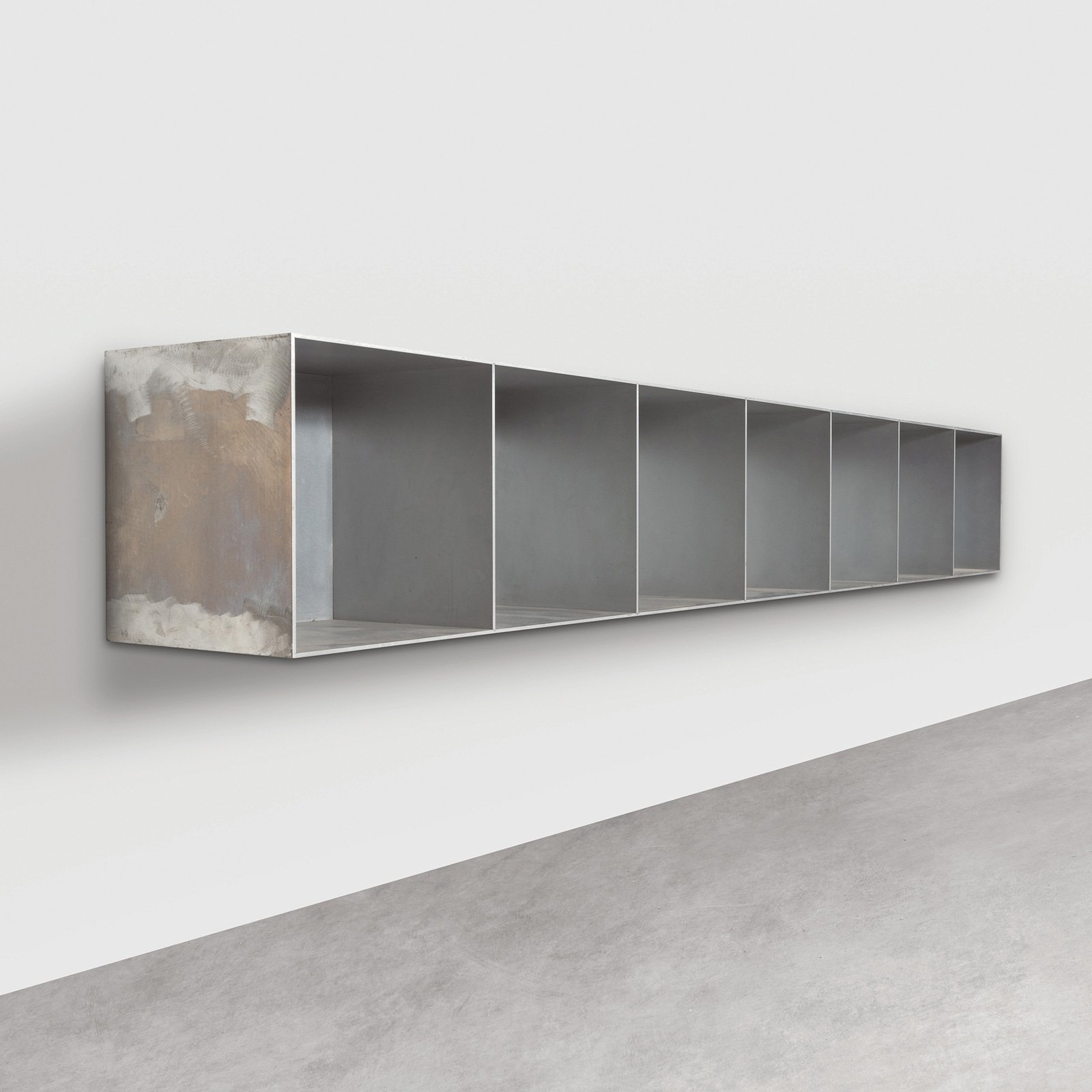 Artwork by Maarten van Severen, Prototype de bibliothèque suspendue modèle «K7V90», Made of Aluminium