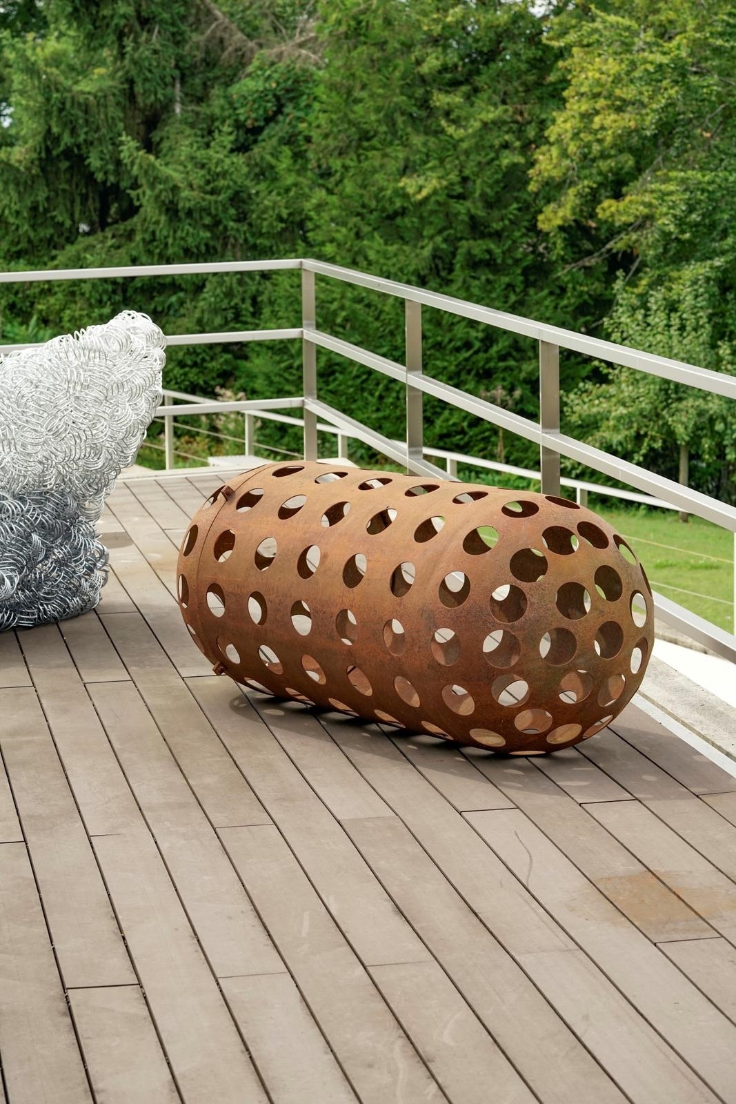 Artwork by Fabrice Gygi, Capsule trouée, Made of steel sculpture