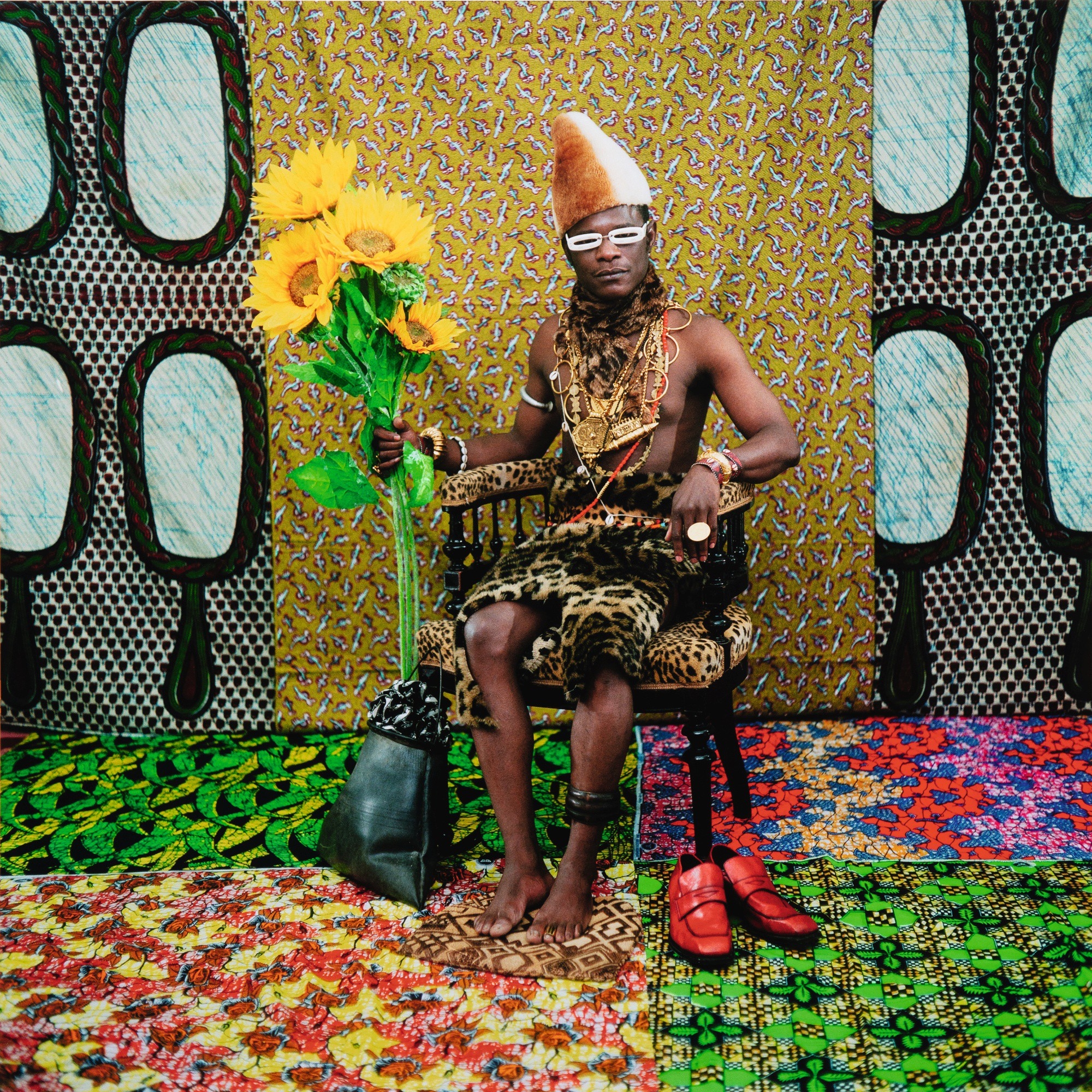 Artwork by Samuel Fosso, LE CHEF: CELUI A VENDU L'AFRIQUE AUX COLONS, TATI SERIES, Made of chromogenic print
