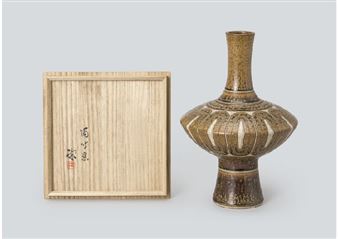 Brown vase with carved design - Miyanohara Ken