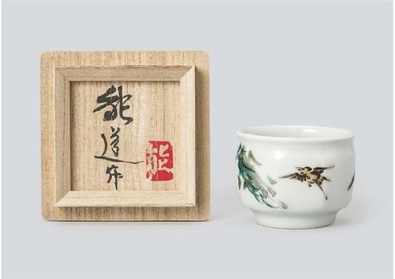 Sake cup depicting willow and swallow in overglaze enamel by Yoshimichi Fujimoto