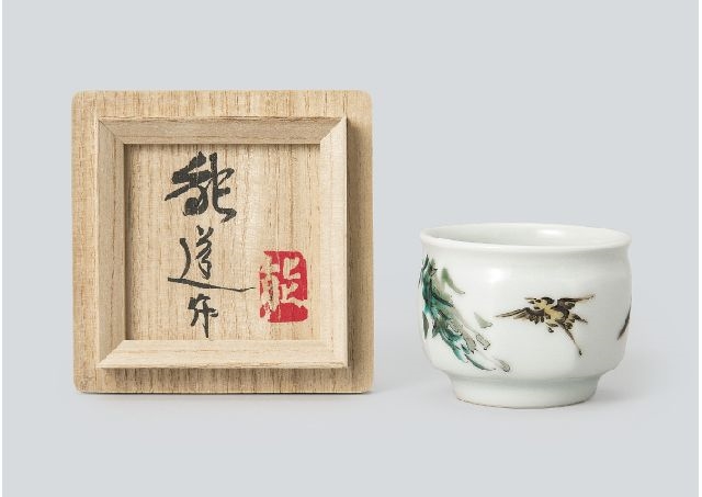 Artwork by Yoshimichi Fujimoto, Sake cup depicting willow and swallow in overglaze enamel