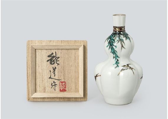 Sake decanter depicting willow and swallow in overglaze enamel by Yoshimichi Fujimoto