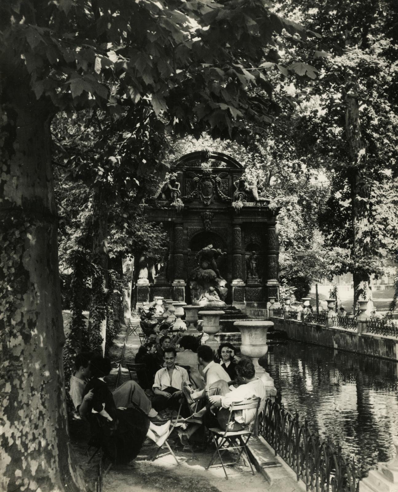 La fontaine Médicis du jardin du Luxembourg by Willy Ronis, 1960