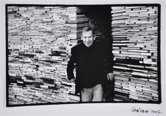 Václav Havel among books in DOX by Oldřich Škácha, 2007