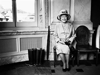Her Majesty The Queen, Buckingham Palace - Bryan Adams