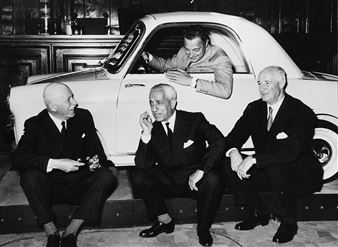 Alberto Pirelli, Vittorio Valletta, Gianni Agnelli e Giuseppe Bianchi con la Prima Autobianchi Bianchina Trasformabile - Vincenzo Carrese