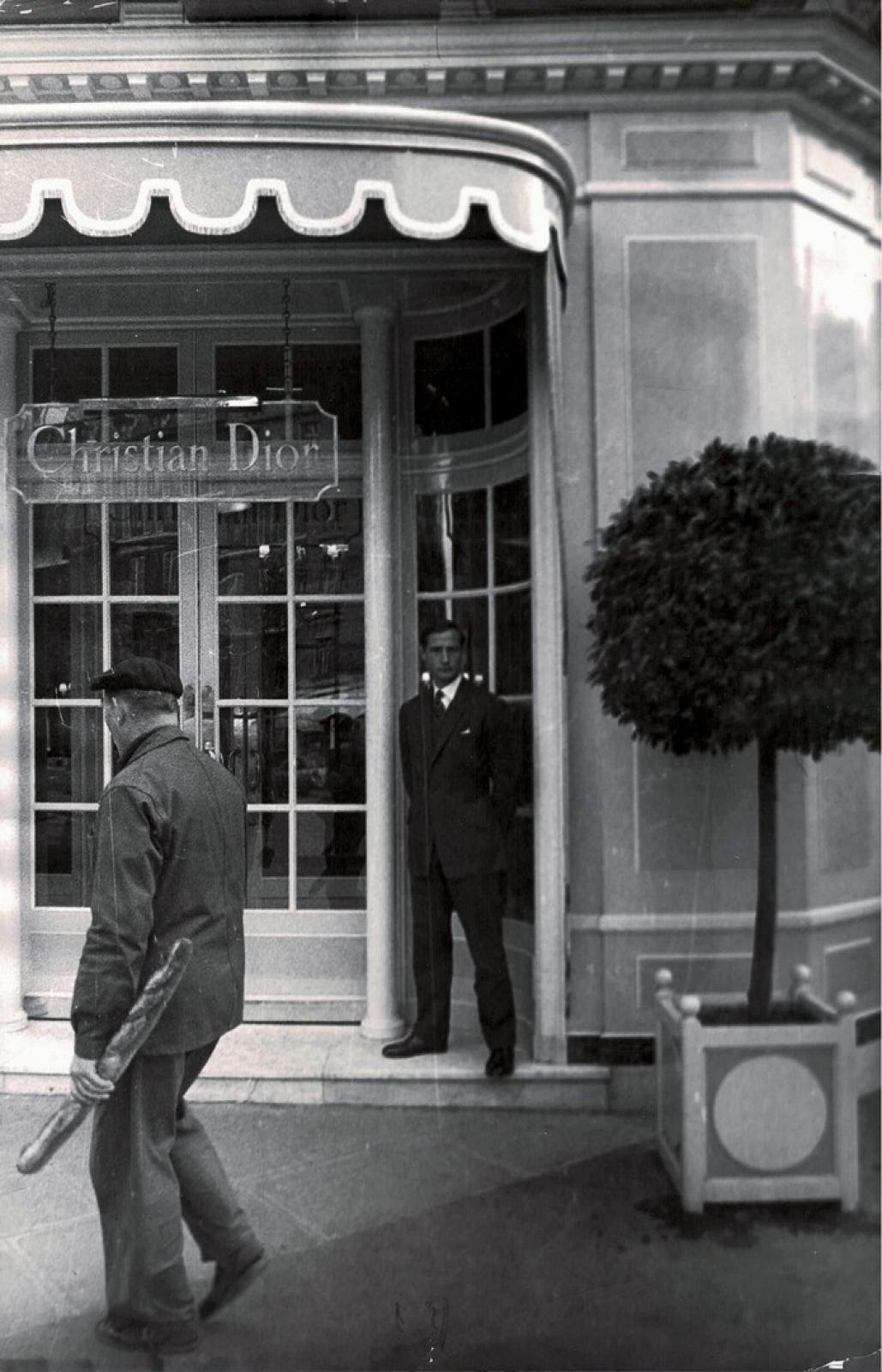 Marc Bohan devant la boutique Dior, Avenue Montaigne by Giancarlo Botti, circa 1960