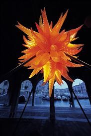 New Exhibition of Pioneering Studio Glass Artist Dale Chihuly Embodies His Passion for Italy, Depicting Ferocity in a Delicate Technique