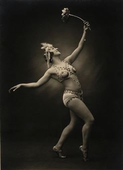 Dancer with a sunflower - Julian Mandel