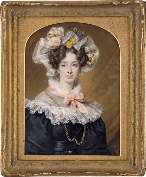 Bildnis einer jungen Frau mit blumengeschmückter weißer Gazehaube in der Lockenfrisur, in schwarzem Kleid mit weißem Gazerüschenkragen, rosa Seidenschleife und langer Goldkette; vor ockergelber Draperie by Daniel Saint