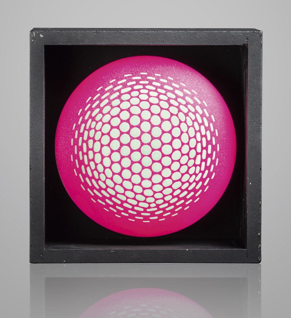 Artwork by Kuno Gonschior, Leuchtkörper "R/K VIO-GR/BL-K.", Made of light     color on copper, mounted in black painted wooden box